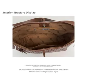Vue intérieure du sac cabas tressé marron avec fermoir magnétique et poche zippée