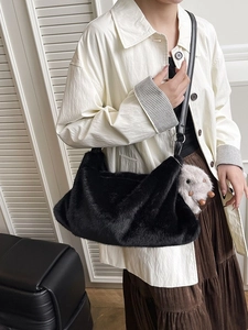 Elegante borsa a tracolla in pelliccia sintetica nera da donna con ciondolo a coniglio