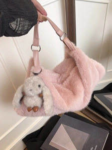 Elegante borsa a spalla in ecopelliccia rosa con ciondolo a forma di coniglio peluche
