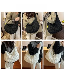 Sac fourre-tout matelassé montrant les options de style bandoulière noir et blanc