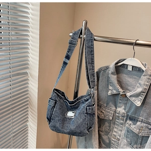 Détail du sac bandoulière en denim vintage avec délavage neige et sangle réglable