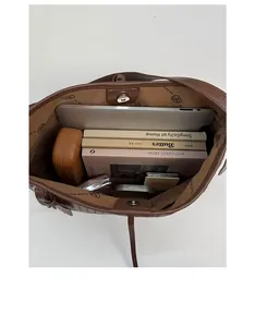 Vue détaillée de l'intérieur du cabas marron montrant l'espace pour ordinateur et livres