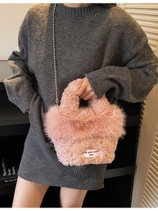 Sac à main rose pelucheux avec bandoulière chaîne et texture laine d'agneau