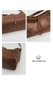 Détail du tissage marron foncé et de la finition en cuir lisse sur le sac cabas hobo