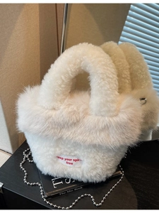 Sac à main blanc en fausse fourrure avec chaîne perlée et étiquette décorative