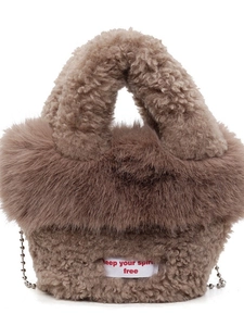 Sac cabas marron en peluche avec bordure en fourrure et étiquette keep your spirit free