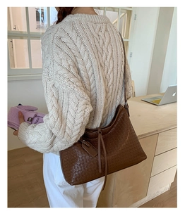 Détail du sac hobo tressé marron foncé montrant sa grande capacité et sa texture