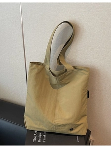 Sac fourre-tout kaki imperméable de grande capacité pour le trajet quotidien à l'épaule