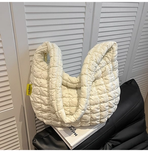 Détail d'un sac cabas rembourré blanc avec une étiquette Fashion jaune sur le côté