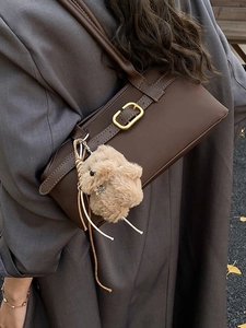 Vintage braune Leder-Achseltasche mit goldener Schnalle und Plüschtier-Anhänger am Mantel