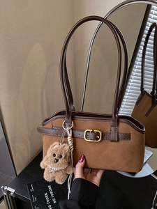 Vintage braune mattierte Wildleder Unterarmtasche mit Schnalle und Plüsch Anhänger