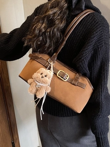 Vintage braune Schultertasche für Damen mit Goldschnalle und süßem Plüschbär-Anhänger