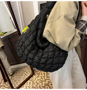 Détail du sac à bandoulière matelassé noir avec étiquette Fashion jaune contrastée