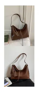 Détail du sac hobo tressé marron foncé avec de grandes lanières et une grande capacité