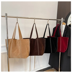 Détails rapprochés de grands sacs cabas en daim avec rivets argentés en quatre couleurs