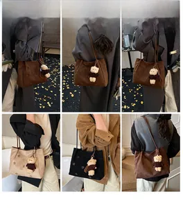 Vues détaillées de sacs cabas en suédine avec motifs ajourés et breloques ourson