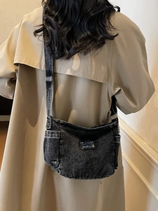 Sac à bandoulière en denim noir délavé tendance avec sangle réglable et style vintage