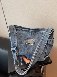 Sac bandoulière vintage en jean bleu foncé avec sangle réglable et boucle en métal