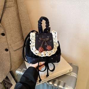 Détail du mini sac à dos en toile vintage avec motifs dentelle florale et cerises