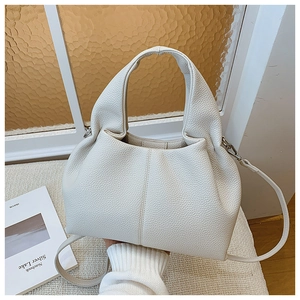 Détail du sac seau en cuir grainé blanc cassé avec design plissé et finitions métalliques