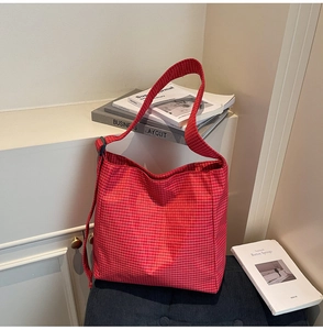Detail of red checkered oxford cloth tote bag with adjustable shoulder strap and large capacity