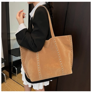 Vue détaillée du sac cabas en daim camel avec rivets argentés vintage et bandes décoratives