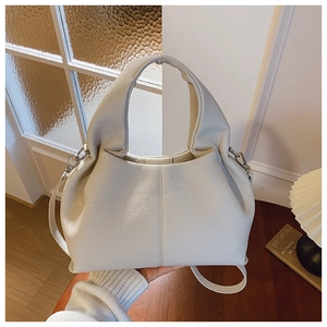 Détail du sac hobo blanc crème texture litchi avec finitions argentées et poignée