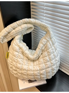 Sac à bandoulière matelassé blanc de grande capacité avec étiquette tendance latérale