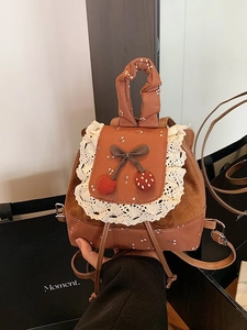 Mini sac à dos vintage camel pour femme avec breloques cerise et dentelle