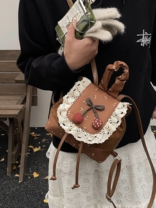 Mini sac à dos vintage marron avec broderie cerise et bordure en dentelle blanche