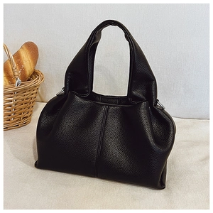 Vue détaillée du cuir noir à texture litchi de haute qualité sur un sac à main seau