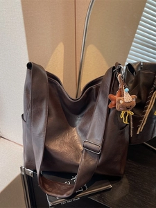 Large Capacity PU Leather Bucket Bag Vintage Wrinkled Shoulder Crossbody Bag For Women Daily Commute With Plush Bear Charm