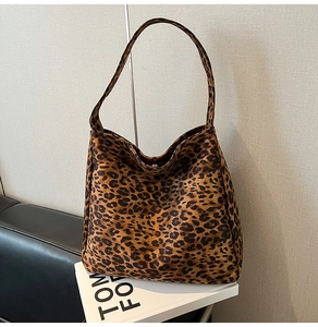 Gros plan du sac fourre-tout vintage à imprimé léopard avec texture daim sur décor