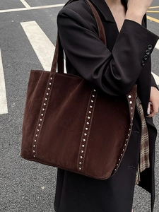 Sac fourre-tout en daim marron avec rivets argentés et grande capacité d'épaule