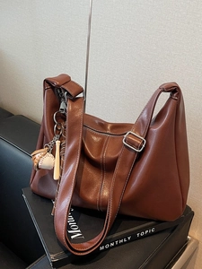 Large Capacity PU Leather Hobo Shoulder Bag For Women Vintage Contrast Stitching Tote Bag With Sport Pendant Crossbody Bag