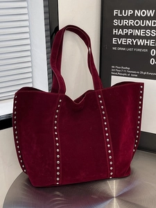 Grand sac cabas en daim bordeaux avec rivets argentés et bandoulière de mode chic