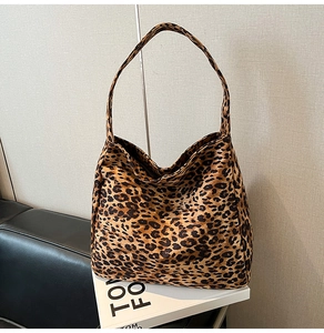 Détail du sac hobo à imprimé léopard vintage avec texture en toile souple