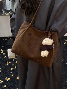 Sac fourre-tout en daim marron avec fleurs découpées et charm ours en décor d'automne