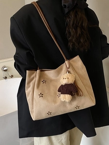 Sac cabas beige ajouré à motifs fleurs avec lanières brunes et breloque ourson