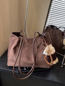 Sac fourre-tout en daim marron avec découpes laser florales et bandoulière longue rétro