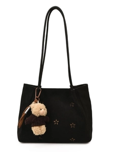 Sac fourre-tout noir en daim avec découpes florales laser et charm ours en peluche