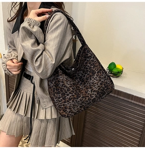 Vue détaillée du grand sac cabas en toile à motif léopard avec bandoulière confortable