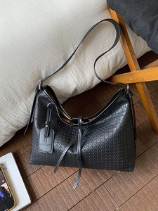 Sac bandoulière noir à texture tressée, grande capacité avec étiquette décorative