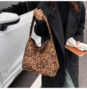 Photo en extérieur d'un sac cabas mode à imprimé léopard avec une grande capacité