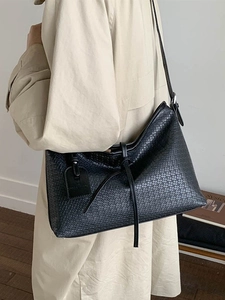 Sac fourre-tout noir tissé minimaliste avec fine bandoulière pour un look moderne