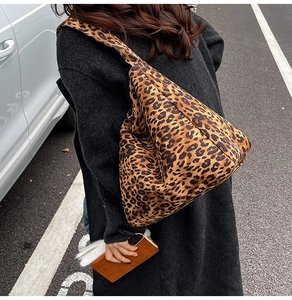 Vue détaillée de l'arrière d'un grand sac hobo à imprimé léopard dans un style de mode urbaine