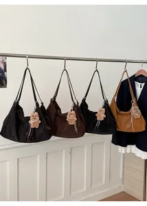 Bolsos tote grandes de ante sintético en negro y marrón con colgantes de oso decorativos