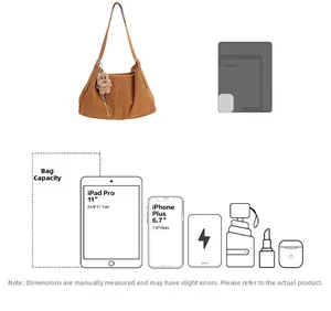 Bolso tote marrón que muestra capacidad para tableta de 11 pulgadas y móvil