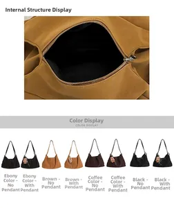 Vista detallada del interior espacioso y cuatro colores de cuero mate de este bolso hobo