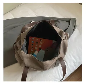 Vista interna che mostra la grande capacità della borsa tote in tela con vari oggetti